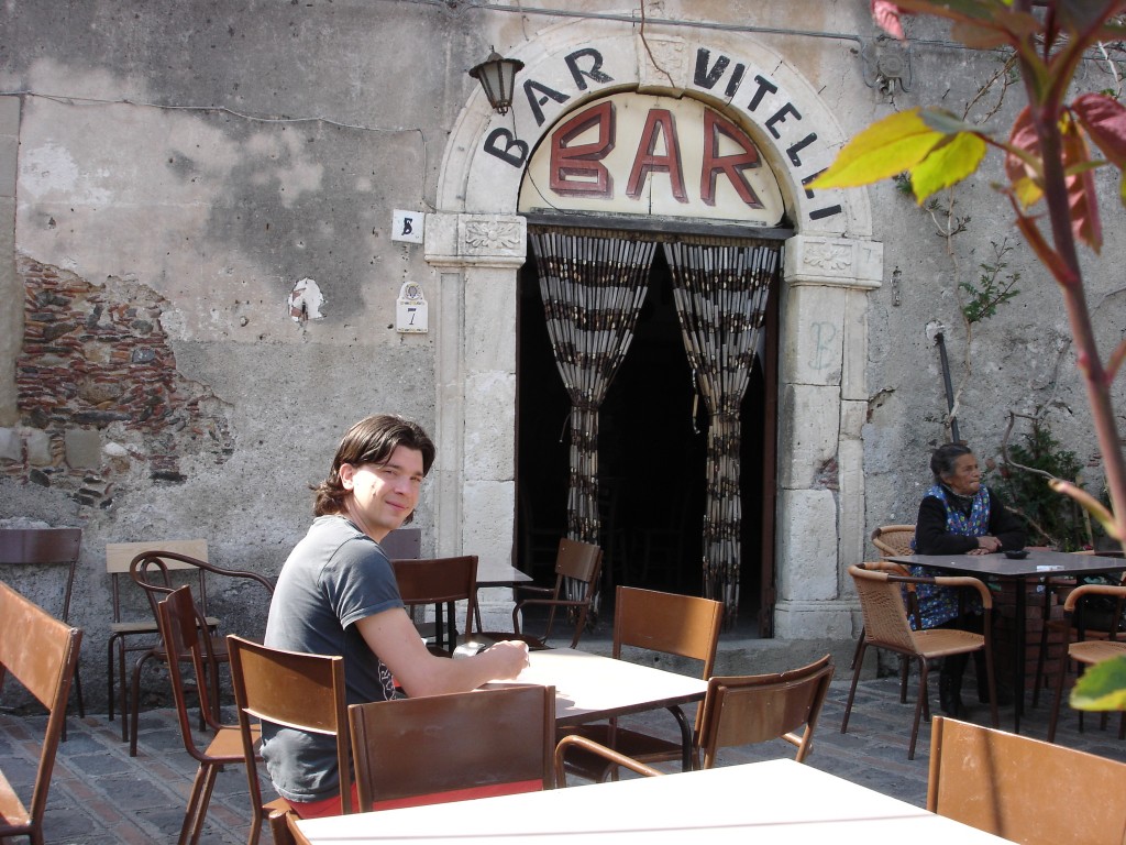Edward bij Bar Vitelli aan de cappuccino