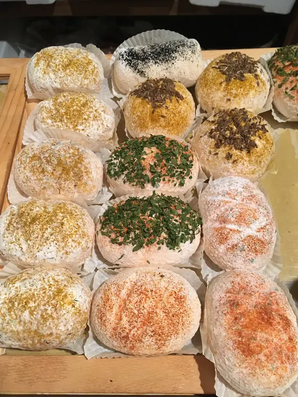 formaggi di capra con erbe