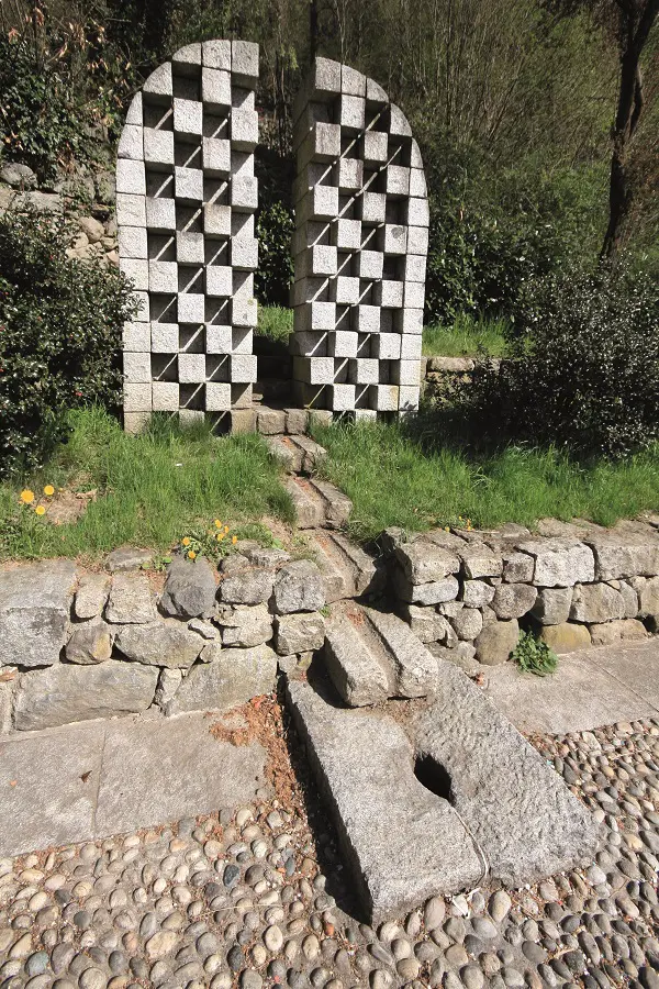 Il luogo delle Vicinie di Franca Ghitti a Nadro