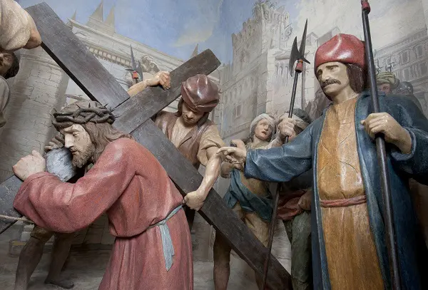 Statue della Via Crucis di Beniamino Simoni nel Santuario di Cerveno