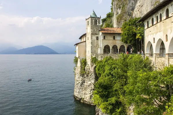santa-caterina-del-sasso-lago-maggiore-1