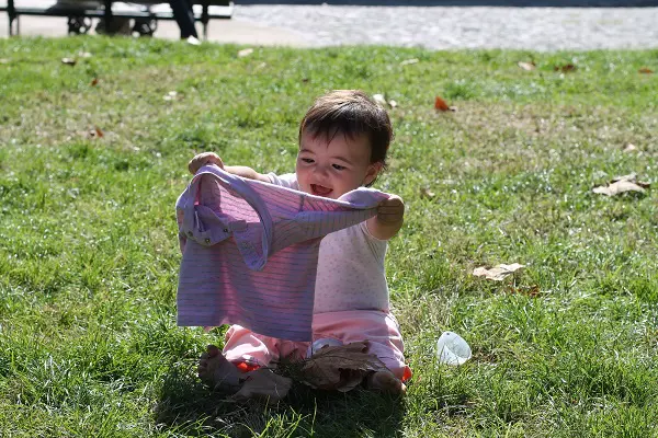 Bella ragazza in de tuinen van Villa Floridiana