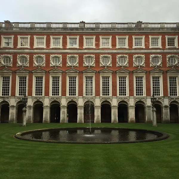 Canaletto-Hampton-Court-Londen (3)