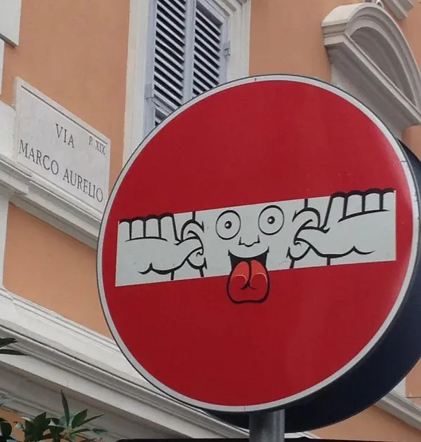 Clet-verkeersbord-kunst-Italie