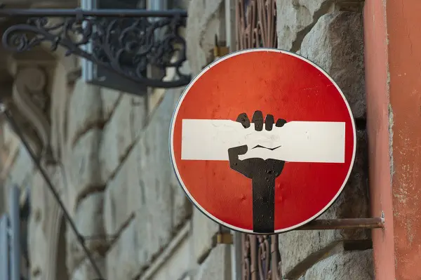 Clet-verkeersborden-kunst (3)
