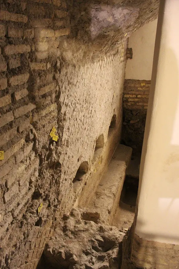 Etruskisch-graf-bunker-Mussolini-Villa-Torlonia-Rome