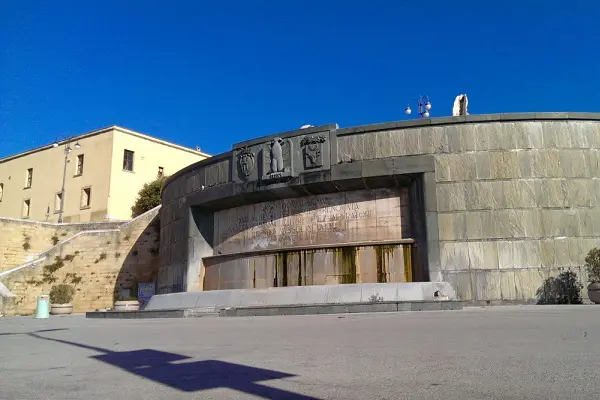 Fontana-Impero-Brindisi