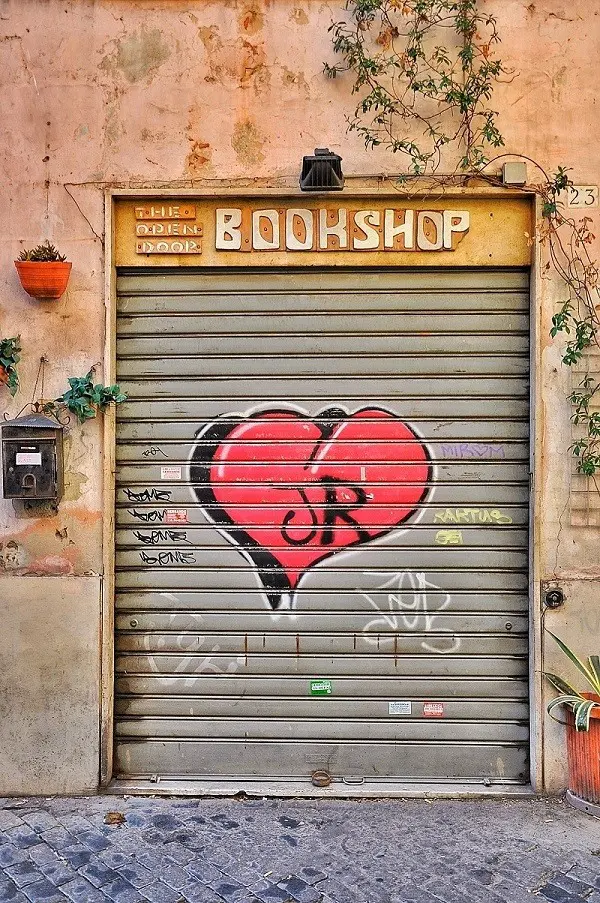 From-Rome-with-love-bookshop-Trastevere