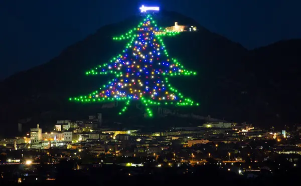Gubbio-Umbrie-kerstboom-kerst (2)