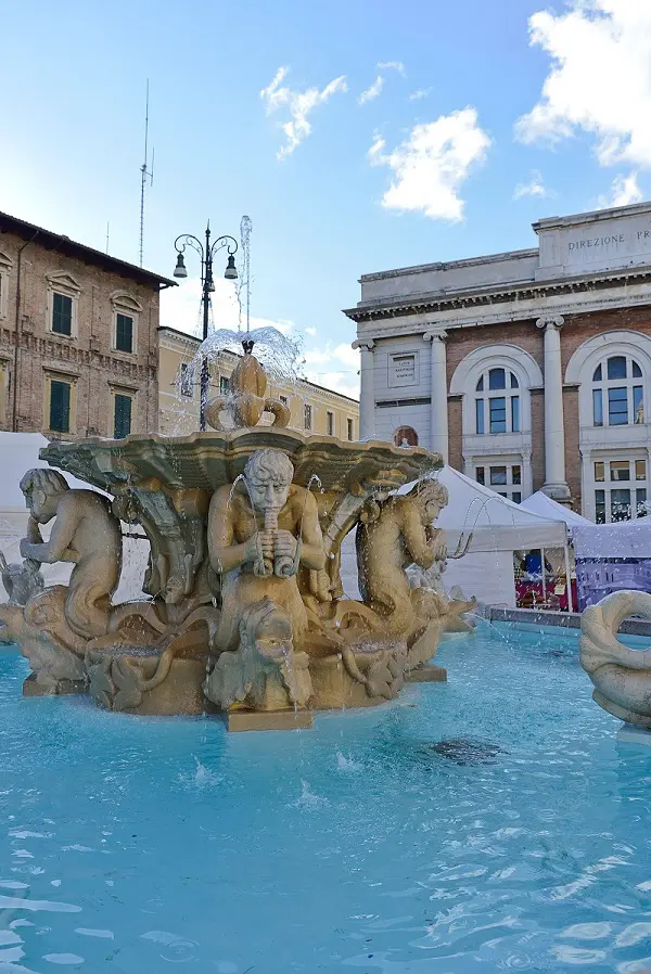 Pesaro-Piazza-markt