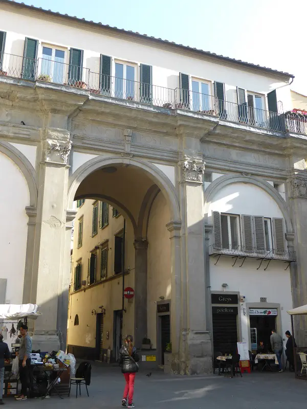 Piazza-San-Pier-Maggiore-Florence (4)