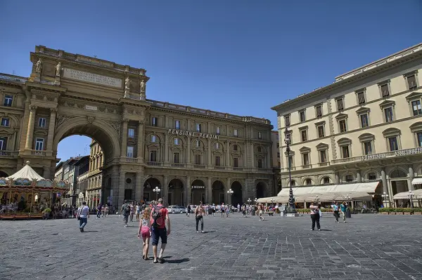 Piazza-della-Repubblica-Florence (3)
