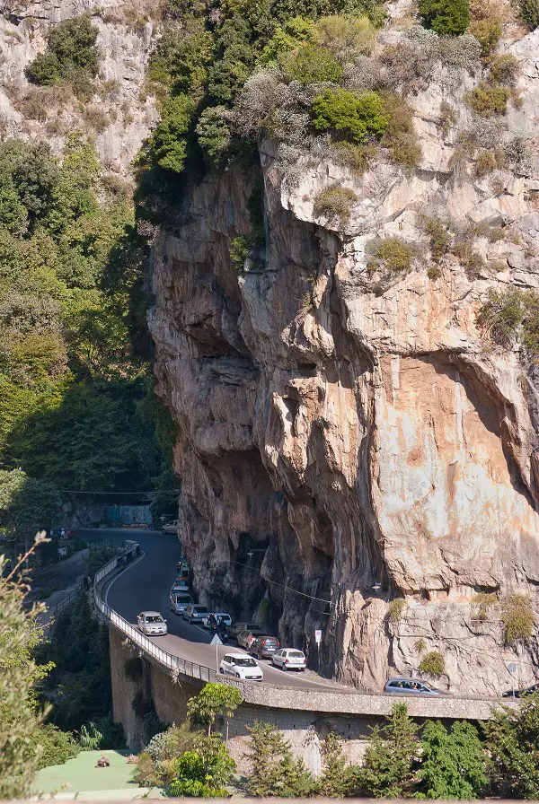 Positano-auto-verkeer-parkeren
