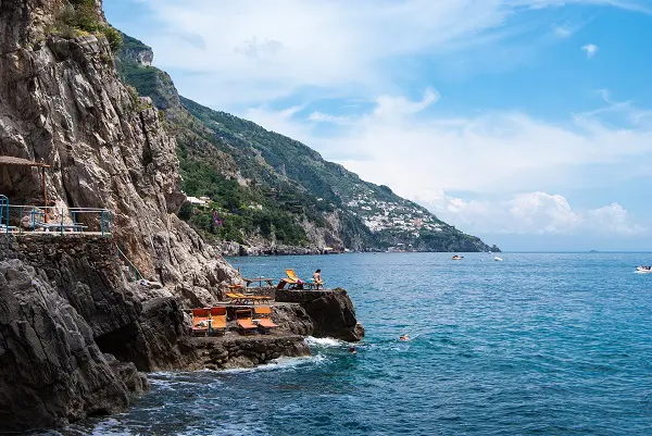 Positano-strand-rotsen
