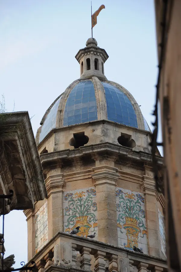 Ragusa-Ibla-kerk-blauwe-koepel (1)