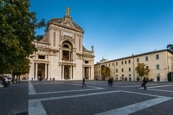 Santa-Maria-degli-Angeli-Assisi-Umbrie (1)