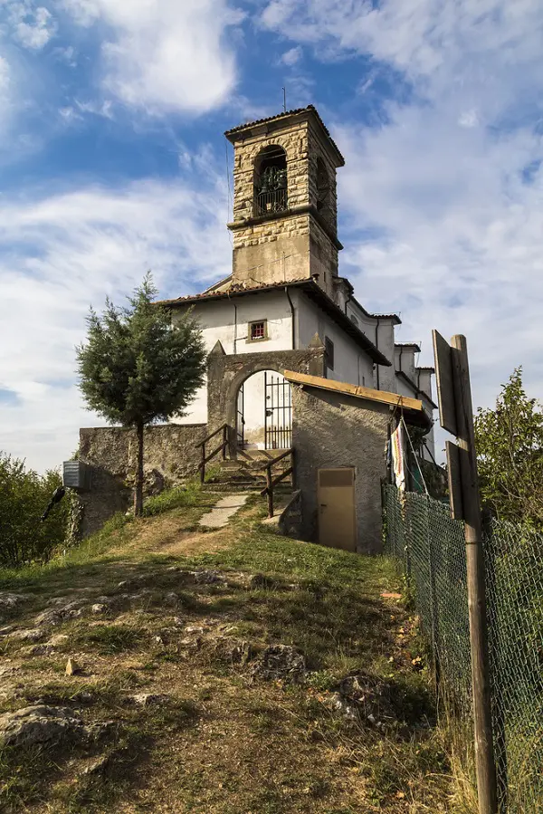 Santuario-Madonna-Ceriola-Monte-Isola-Lago-Iseo-meer