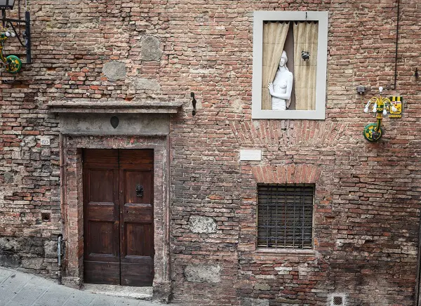 Siena-Bruco-vrouw-raam (1)