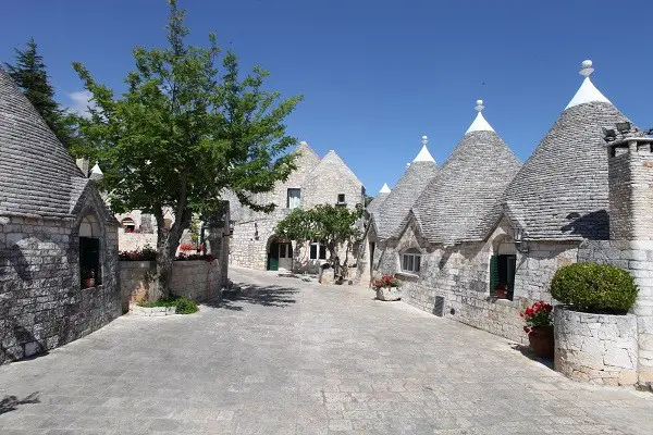 Tenuta-Le-Monacelle-Puglia-trulli-1 (1)