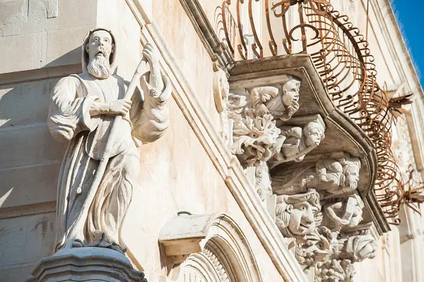 barokke-balkons-Palazzo-Cosentini-Ragusa (1)