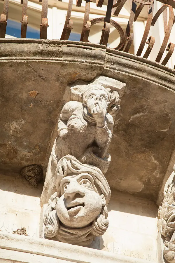 barokke-balkons-Palazzo-Cosentini-Ragusa (2)
