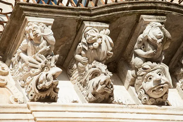 barokke-balkons-Palazzo-Cosentini-Ragusa (3)