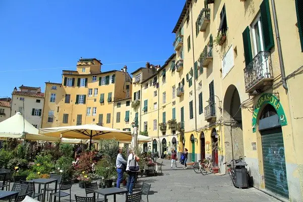 bloemenmarkt-Piazza-dell'Anfiteatro-Lucca (1)