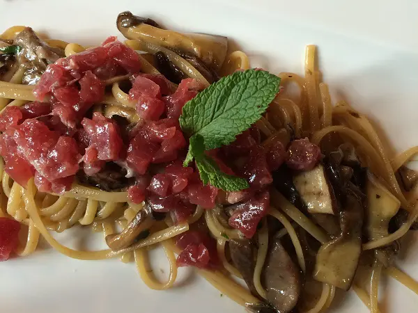 linguine-Etna-Rosso-di-Vino-Taormina