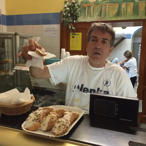 pasticceria-D'Ambra-Lipari-cannoli (3)