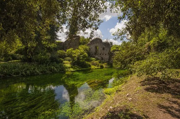 spookstad-Italie-Giardino-Ninfa