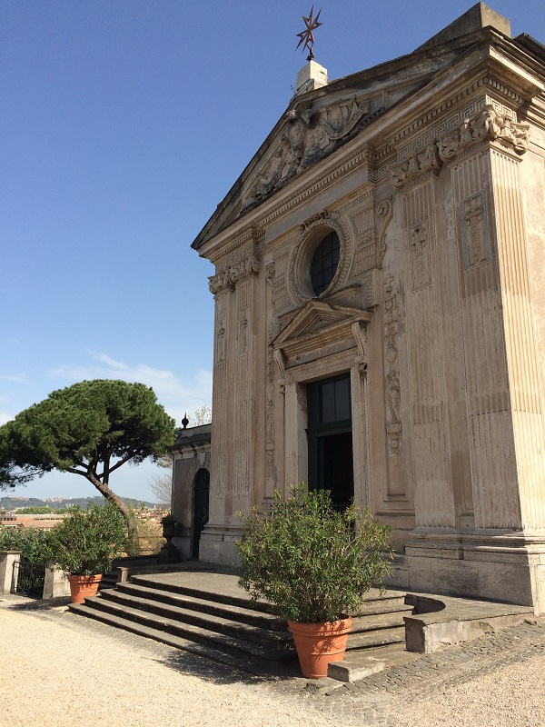 Chiesa-Santa-Maria-del-Priorato-Aventijn-Rome (1)